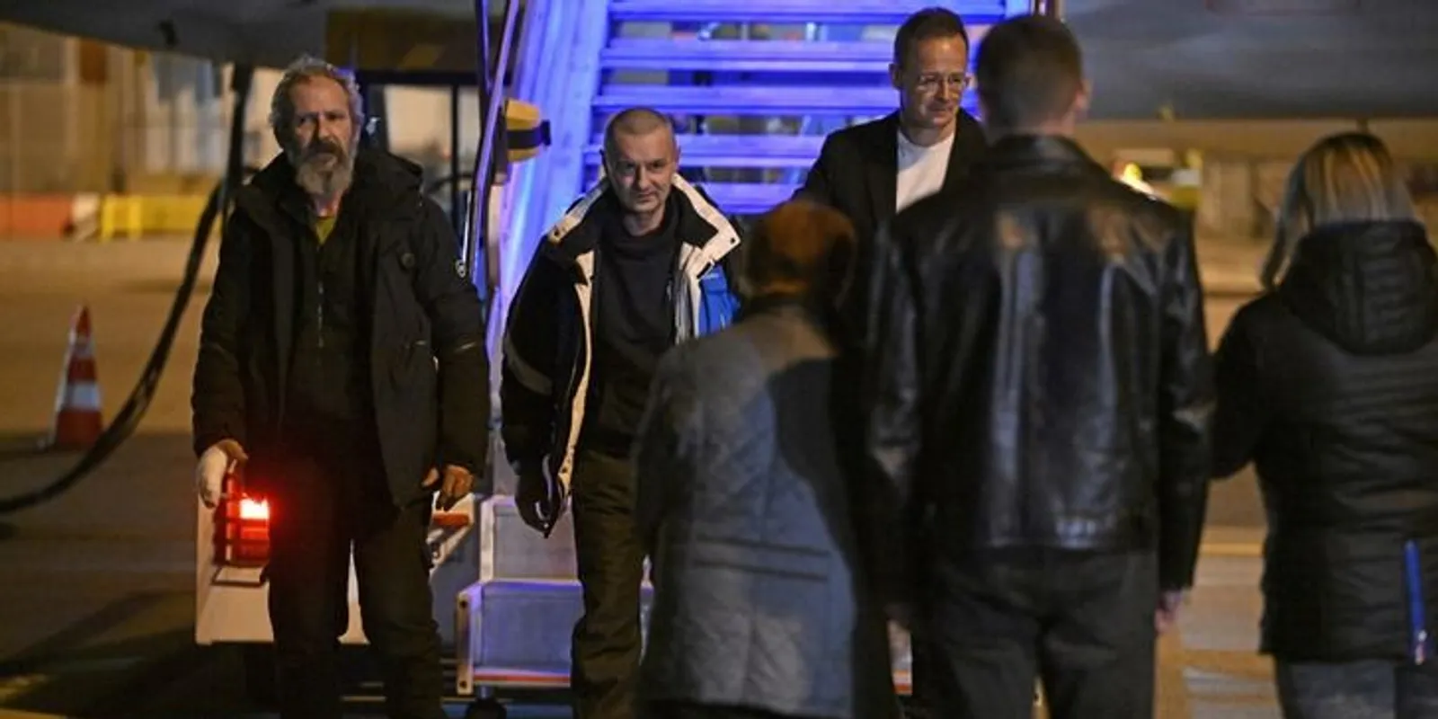 Megható videó, megérkeztek a magyar hadifoglyok