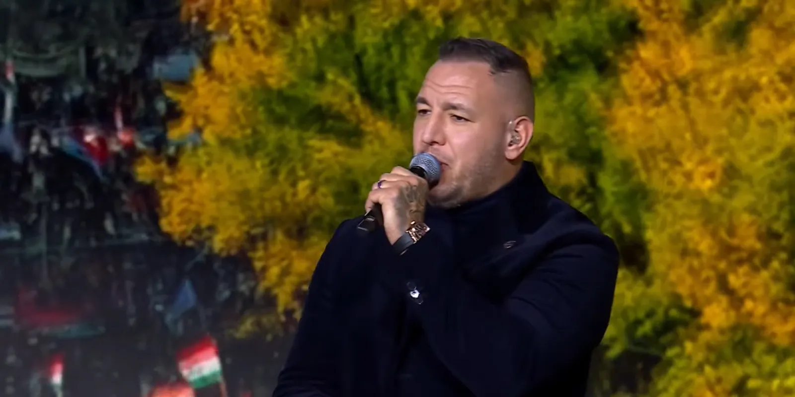 Curtis kisfia imádnivalóan ölelgeti hűséges társát