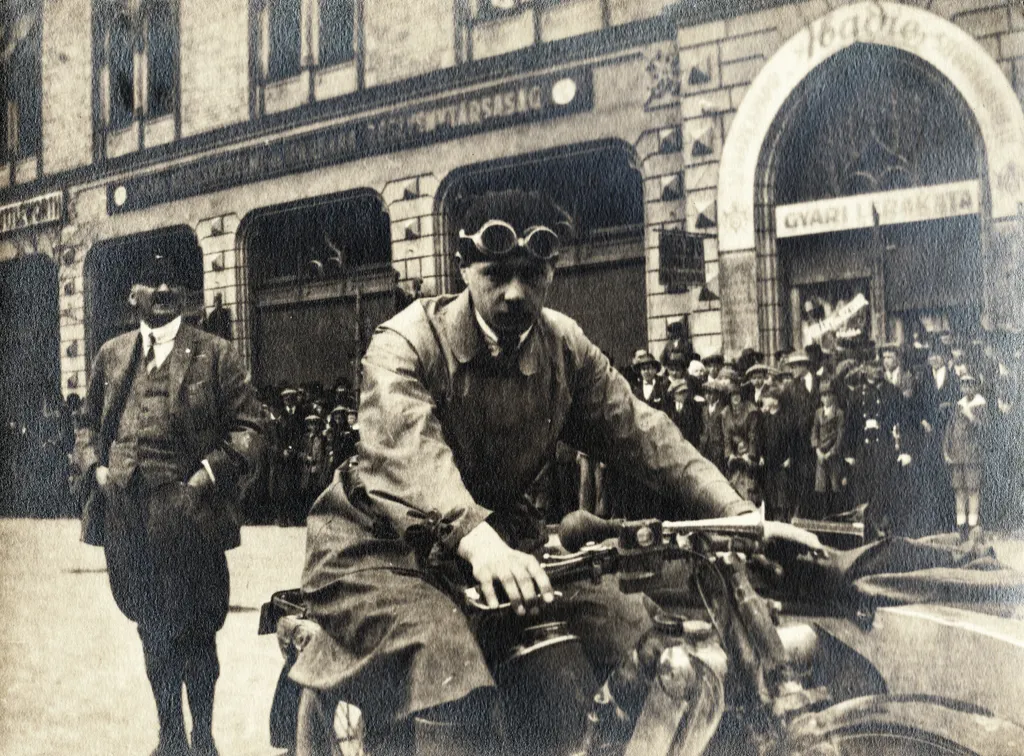 A Filius túraút motorkerékpáros résztvevői Győrben a célnál. 1925. Fotó: Fortepan /Kieselbach Tamás
