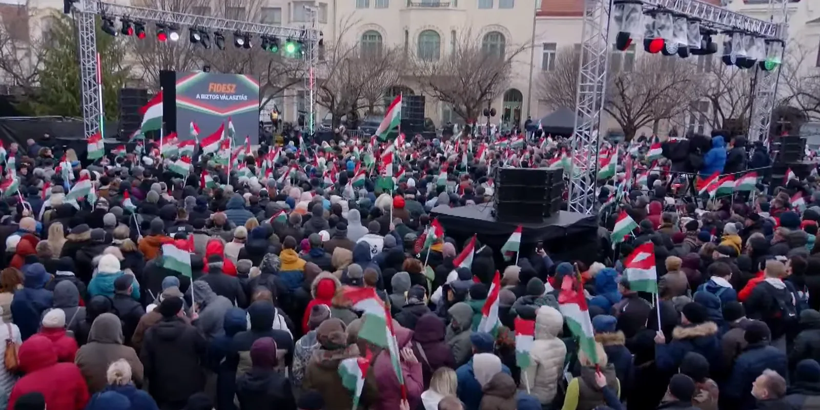 Lengenek a magyar zászlók: fotókon a veszprémi békemenet