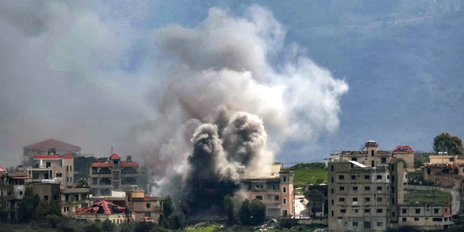 Óriásbombákat vetett be a Hormuzi-szoros térségében