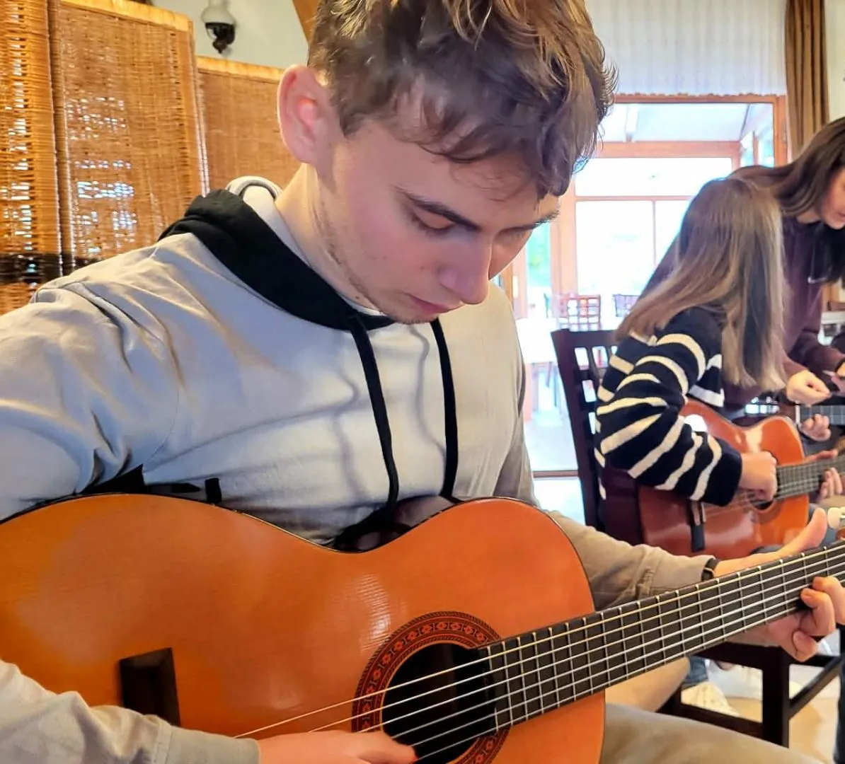 Bálint nem gondolta volna, hogy egyszer ő is a zenéjével segíti sorstársait 