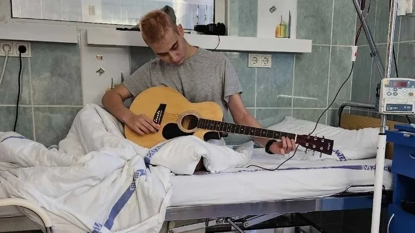 Túlélőből önkéntes: Bálint már meggyógyult, azóta sorstársainak gitározik a gyermekklinikán