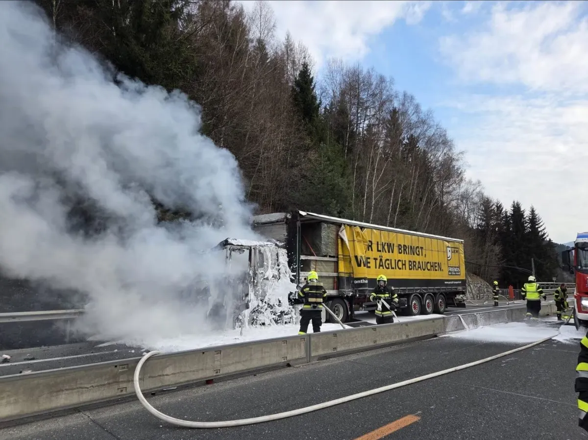 A magyar sofőr kiugrott az égő kamionból.