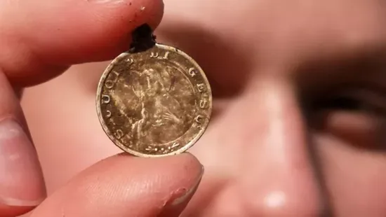 Közel ezer éves ezüstérmék tettek milliomossá egy kincskeresőpárt