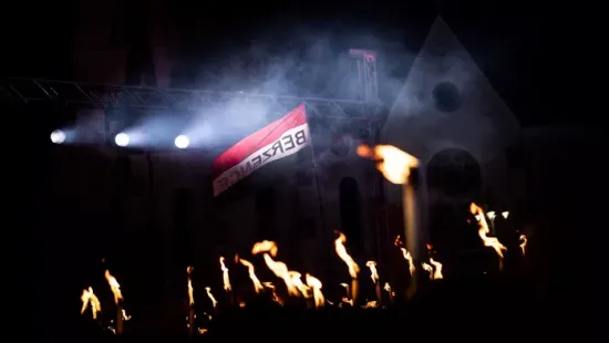 Kaposvár főtere tűzbe borult: "fáklyánk fényével üzenjük meg, hogy a magyar békeszerető nép"