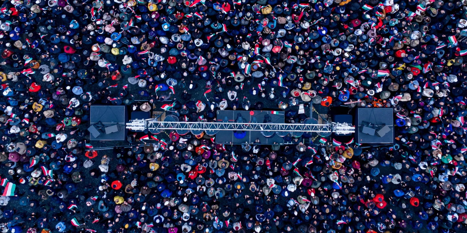 Megmozdulni sem lehetett a megtelt Óvárosi téren