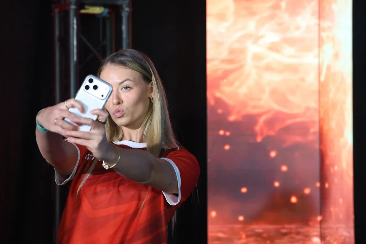 Az Exatlon sztárja a piros bajnoki mezben fotózkodik a műsor beharangozóján.