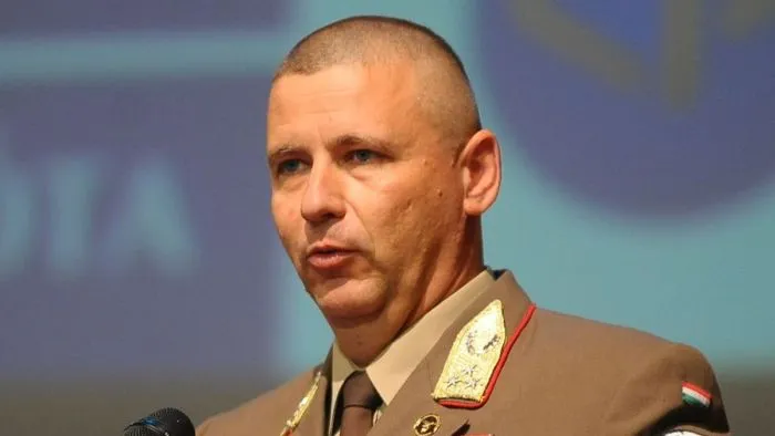 Elmenekült a Hír TV riportere elől Ruszin-Szendi Romulusz