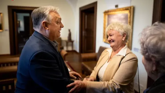 A tiszás kigyúrt aktivista által zaklatott idős hölgyeket köszöntötte Orbán Viktor nőnap alkalmából