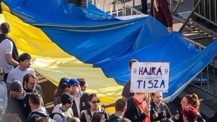 A Tisza Párt ünnepi rendezvényén ukrán zászló is előkerült a tömegből