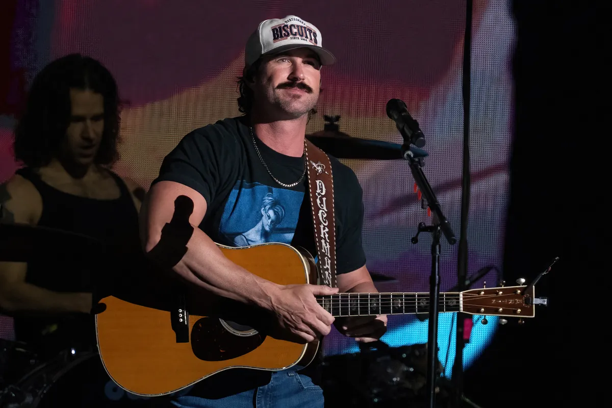 Egy rajongója sebesítette meg az énekest