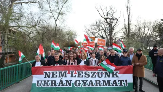 Esztergom kiállt Orbán Viktor és a béke mellett, rengetegen vannak az első percekben