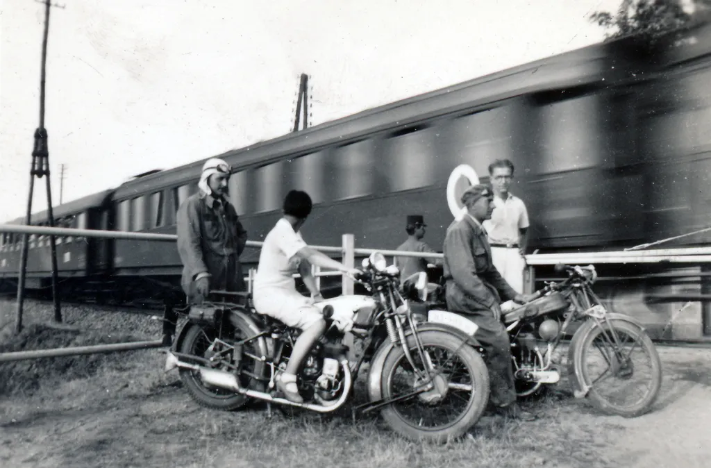 Előszeretettel kirándultak motorral az emberek 1934. Fotó: Fortepan / Kiss Zsuzsi