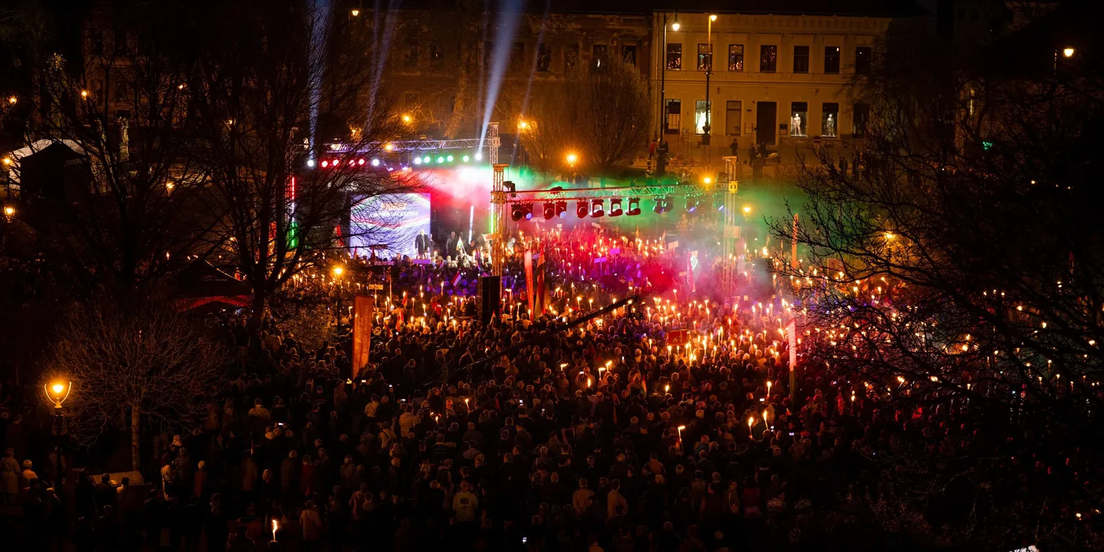 Ezt szorongatta Orbán Viktor beszéde alatt egy fiatal fiú