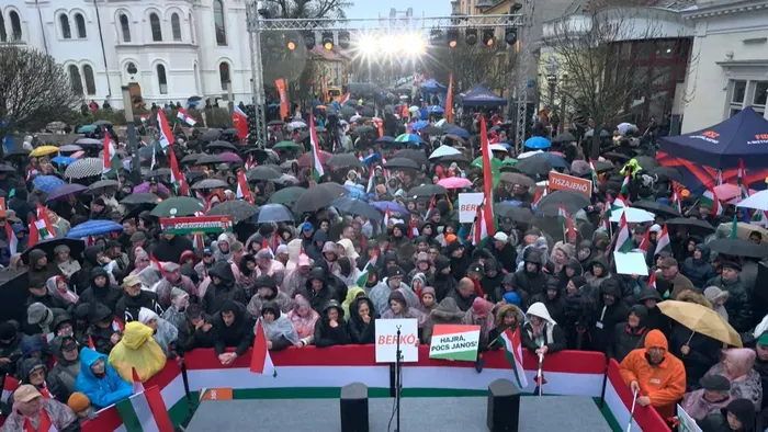 Döbbenetes tömeg fogadta a miniszterelnököt Szolnokon