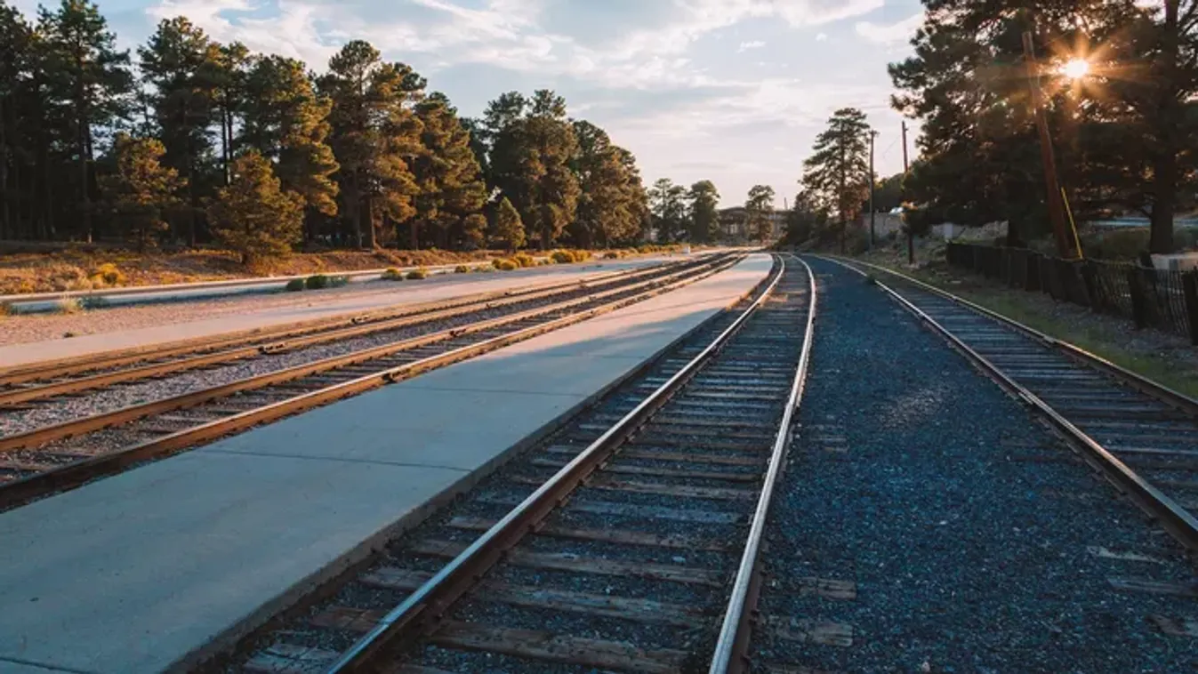Vonatgázolás: a mozdonyvezető talált rá a holttestre