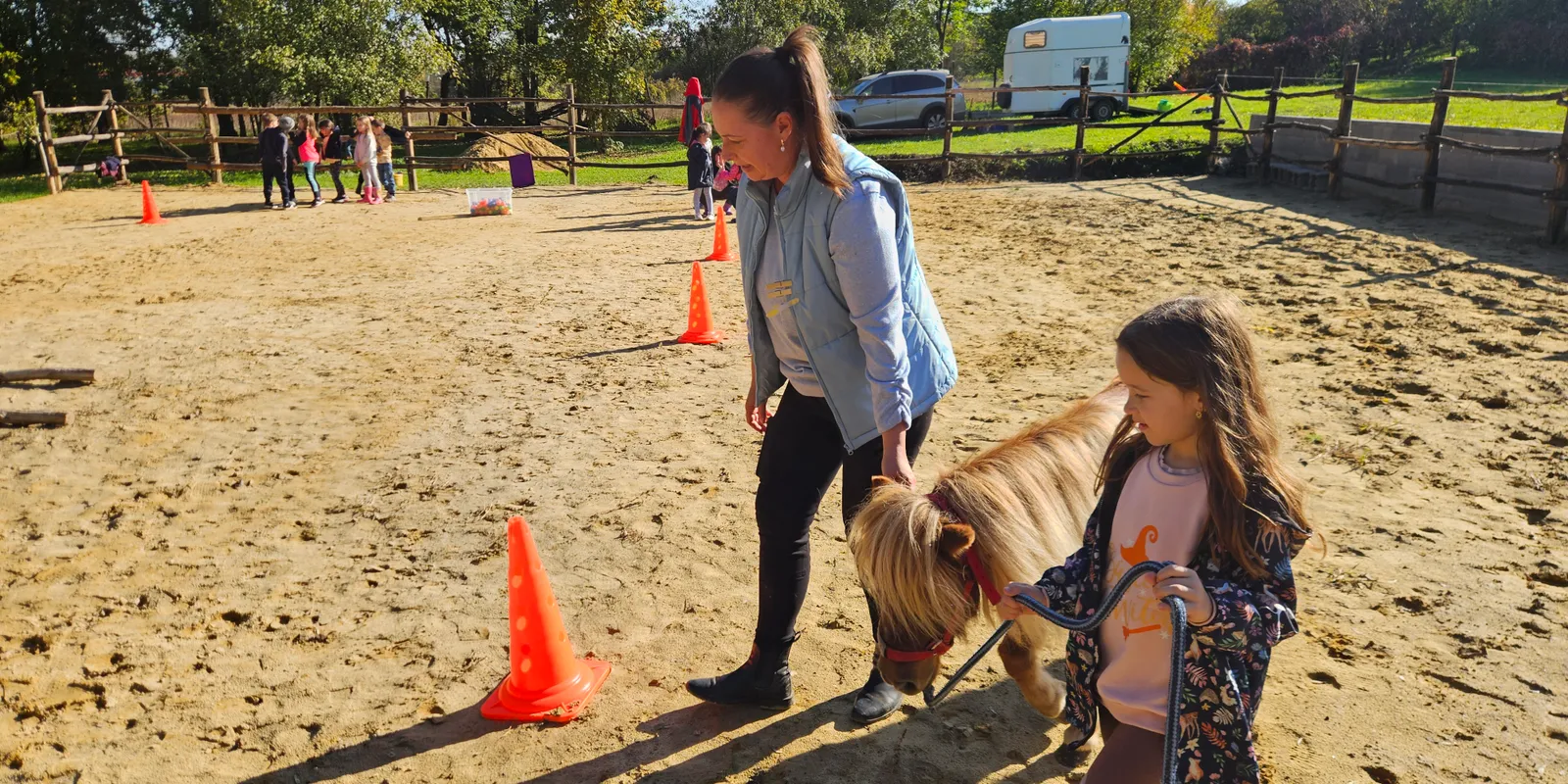 Lovak és kutyák segítik a gyerekeket Bükkábrányban
