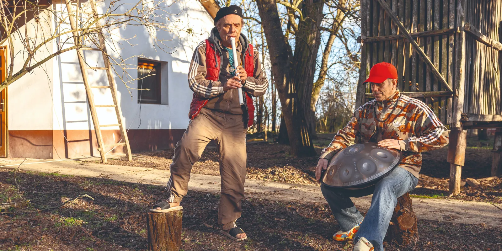 Megszólalt Laár András: két fiatallal él együtt egy tanyán