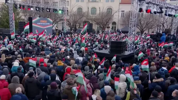 Lengenek a magyar zászlók: fotókon a veszprémi Békemenet