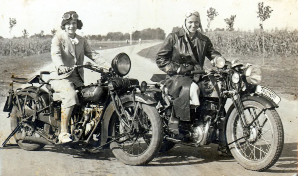 Motoros lányok 1939. Fotó: Fortepan / Kelemen Zsuzsa