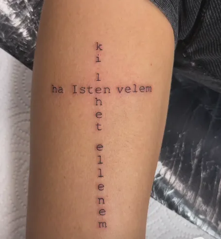 Singh Viki tetoválása a felkarján található.