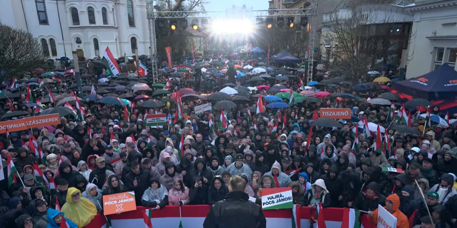 A szakadó eső ellenére is teljesen megtelt a tér Szolnokon