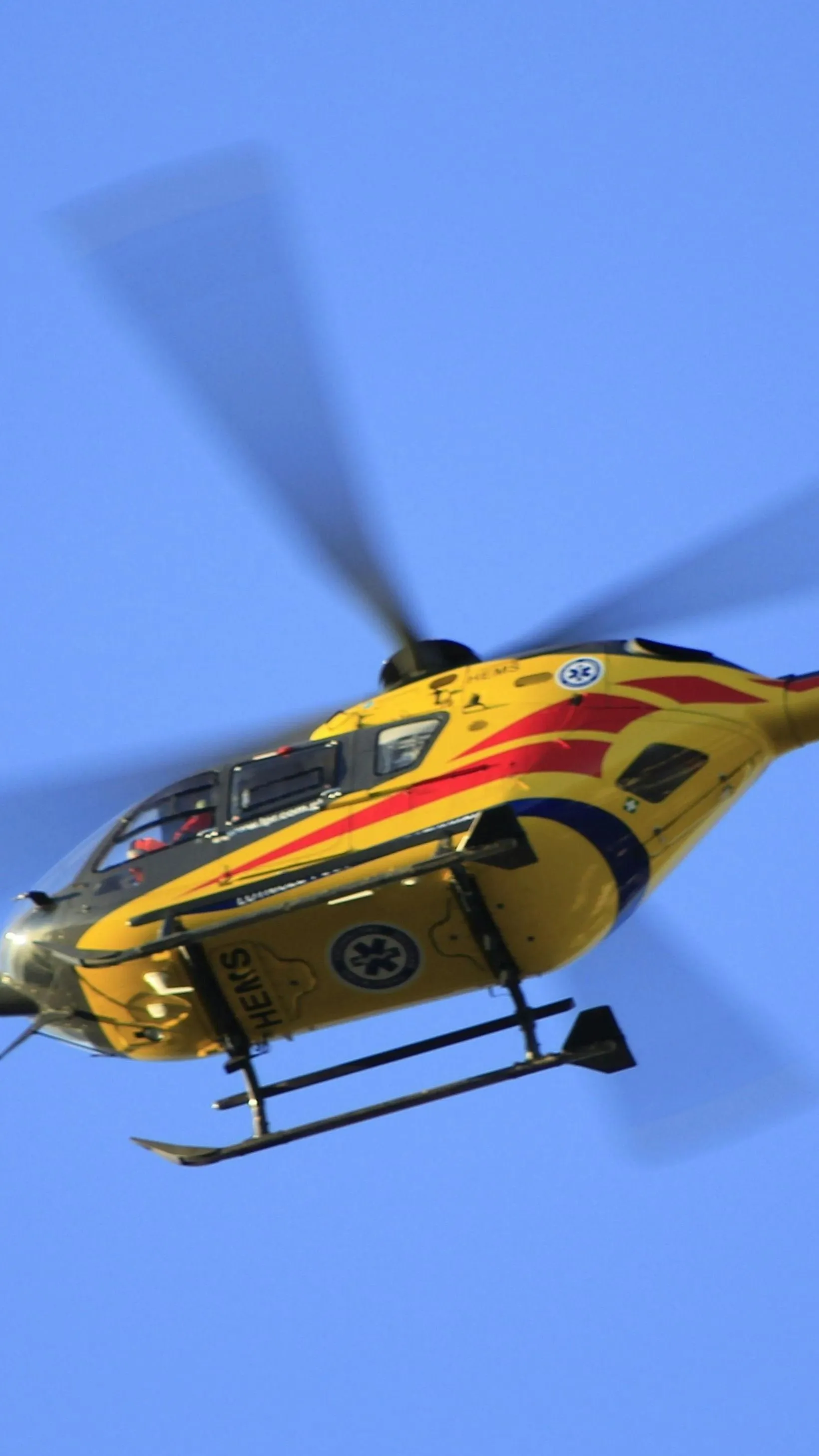 270 métert zuhant a szakadékba motoros szánjával