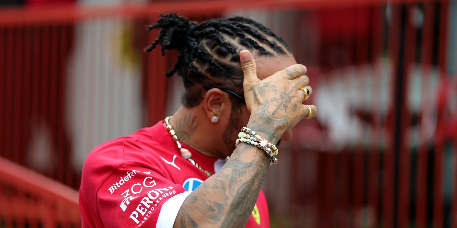 Sokkot kapott Lewis Hamilton: a Ferrari döntése letaglózta