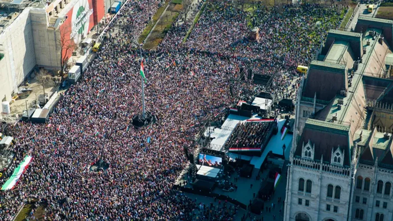 Hatalmas a tömeg, rengeteg sztár jelent meg a Békemeneten és az ünnepi rendezvényen