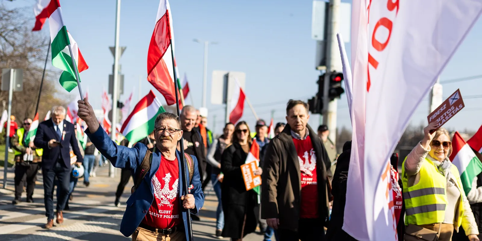 Békemenet: gyűlik a tömeg a téren - itt vannak az első fotók