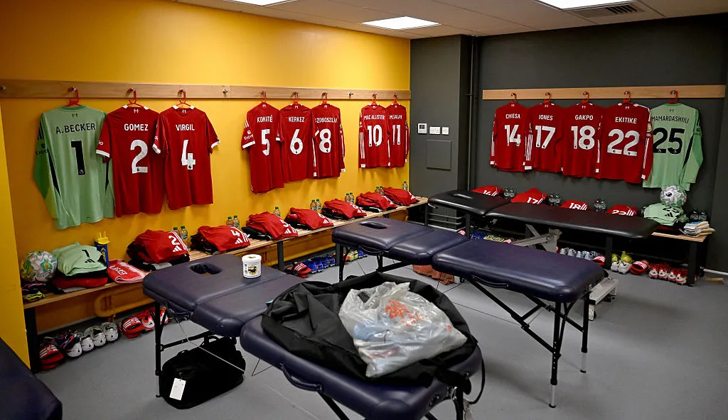 Szoboszlai Dominik (8-as mez) és Kerkez Milos (6-os mez) egymás mellett ülnek az öltözőben