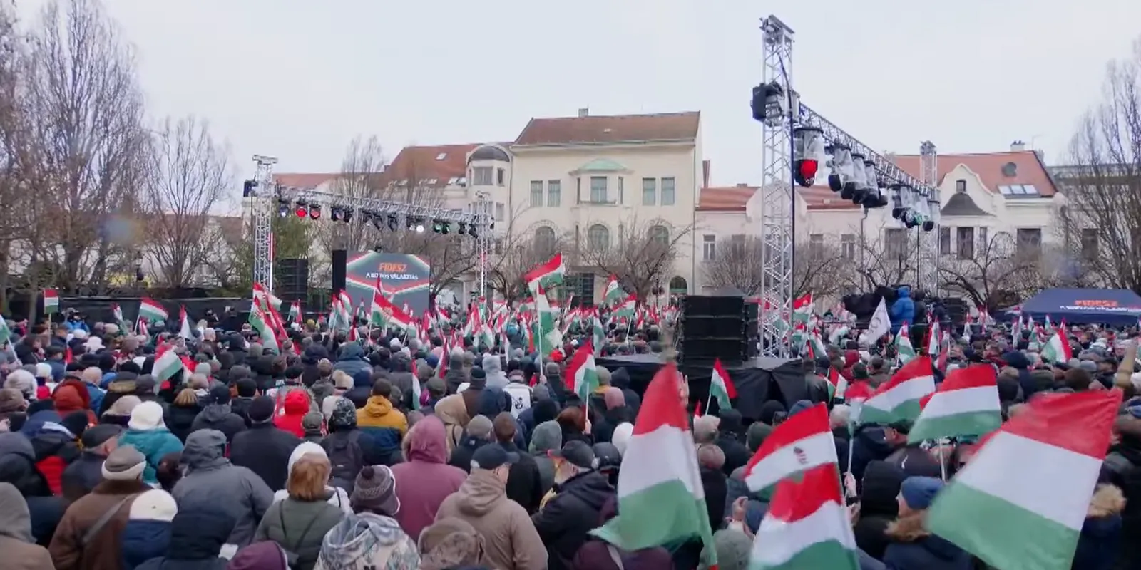 Lengenek a magyar zászlók: fotókon a veszprémi békemenet
