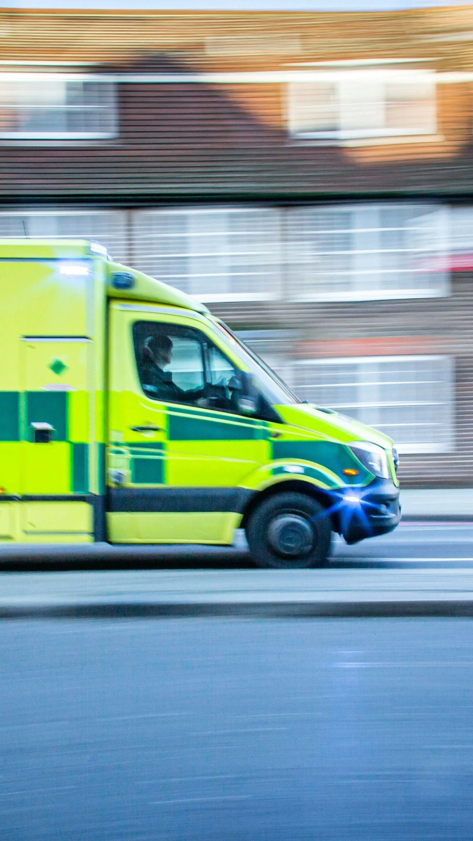 Egy önvezető autó le akart hajtani a felüljáróról a kocsi tulajdonosával együtt