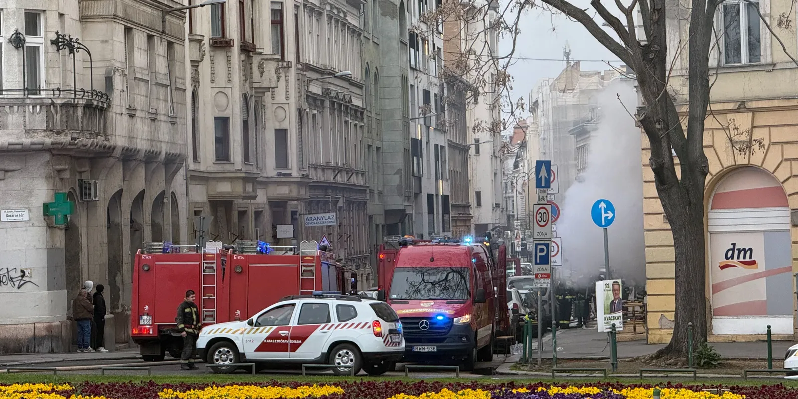 Tűzoltók lepték el a Ráday utcát: több embert ki kellett menekíteni