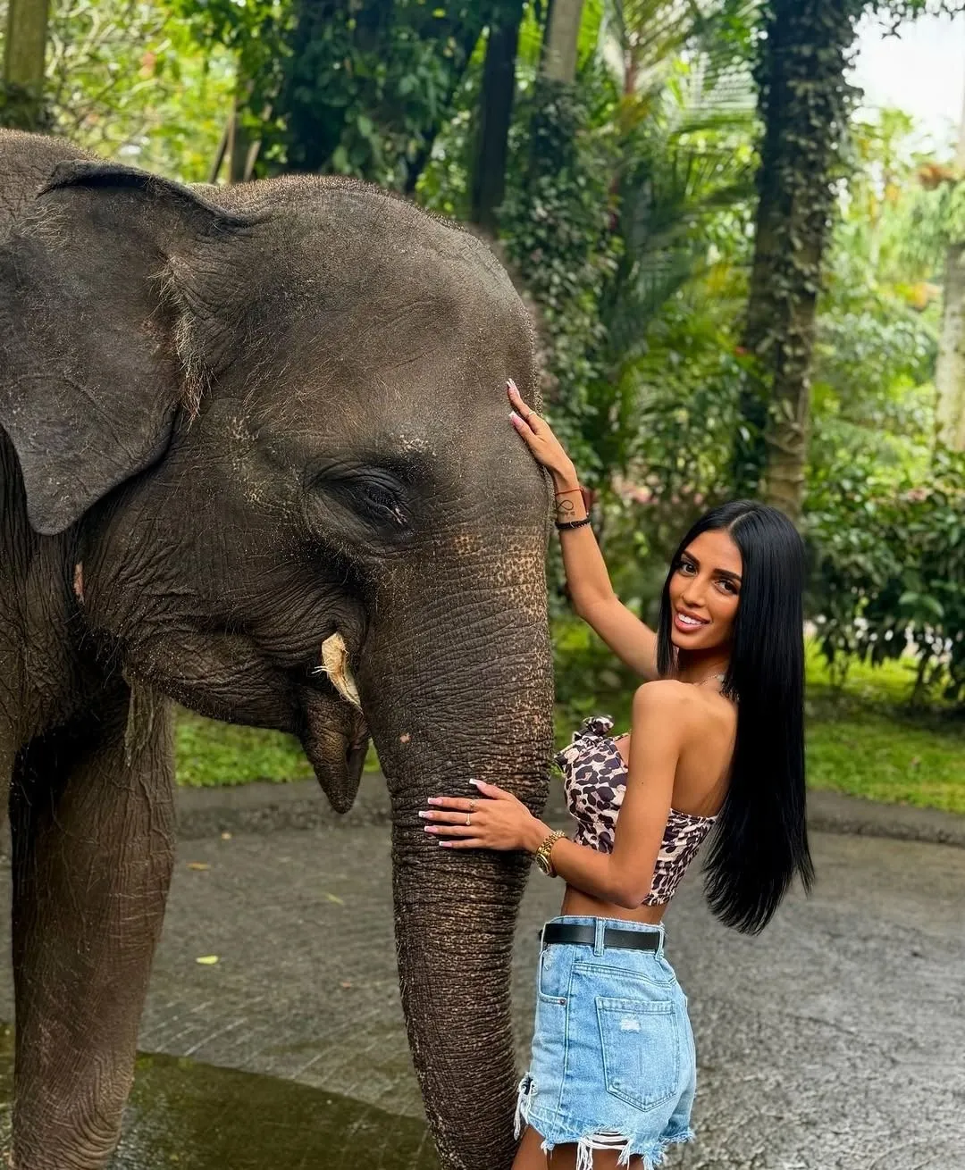 Kunu Alexandra Balin pihen, míg kisfia az édesapjával van.