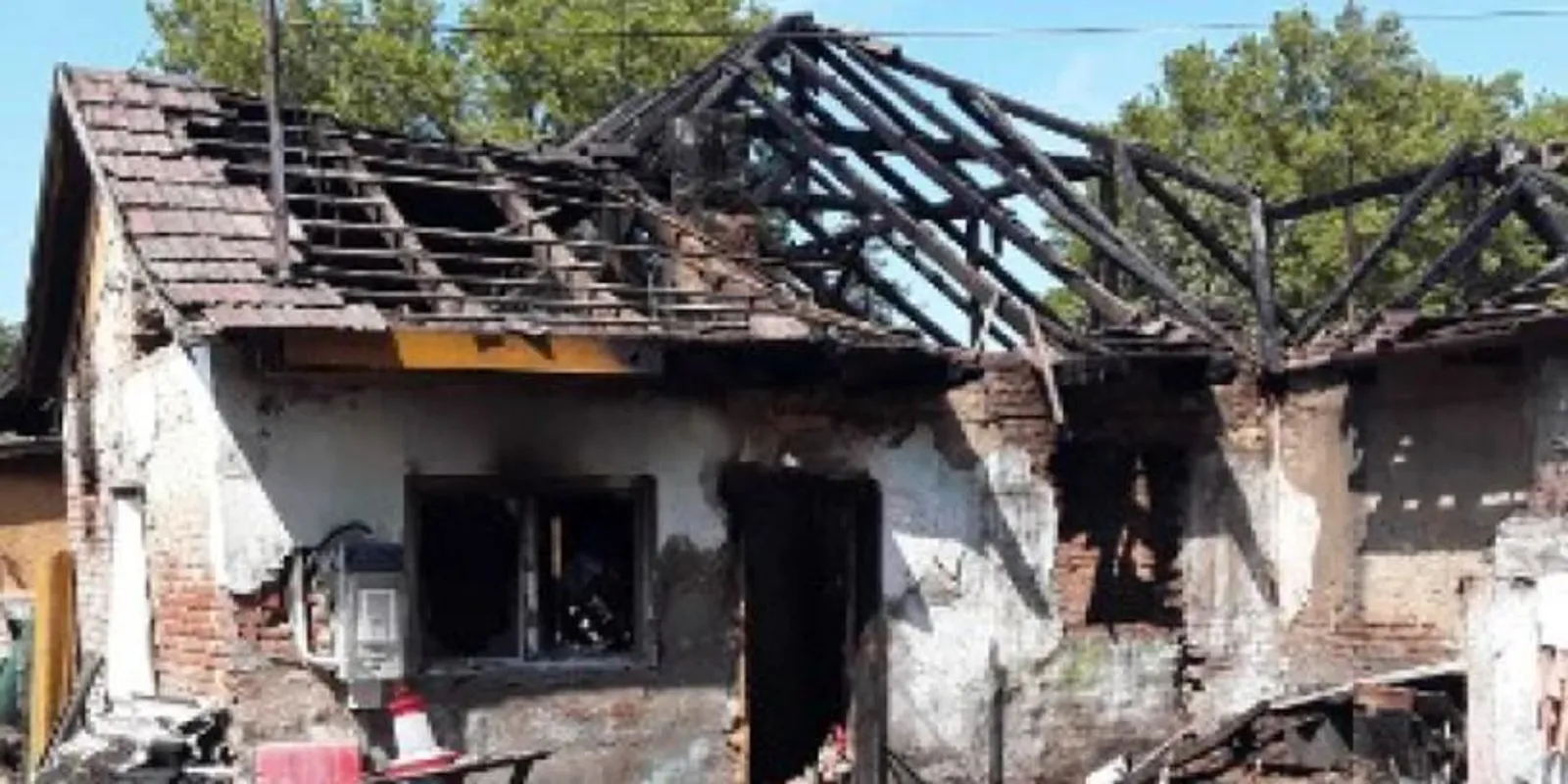 Vád: élettársára és annak családjára gyújtotta a házat