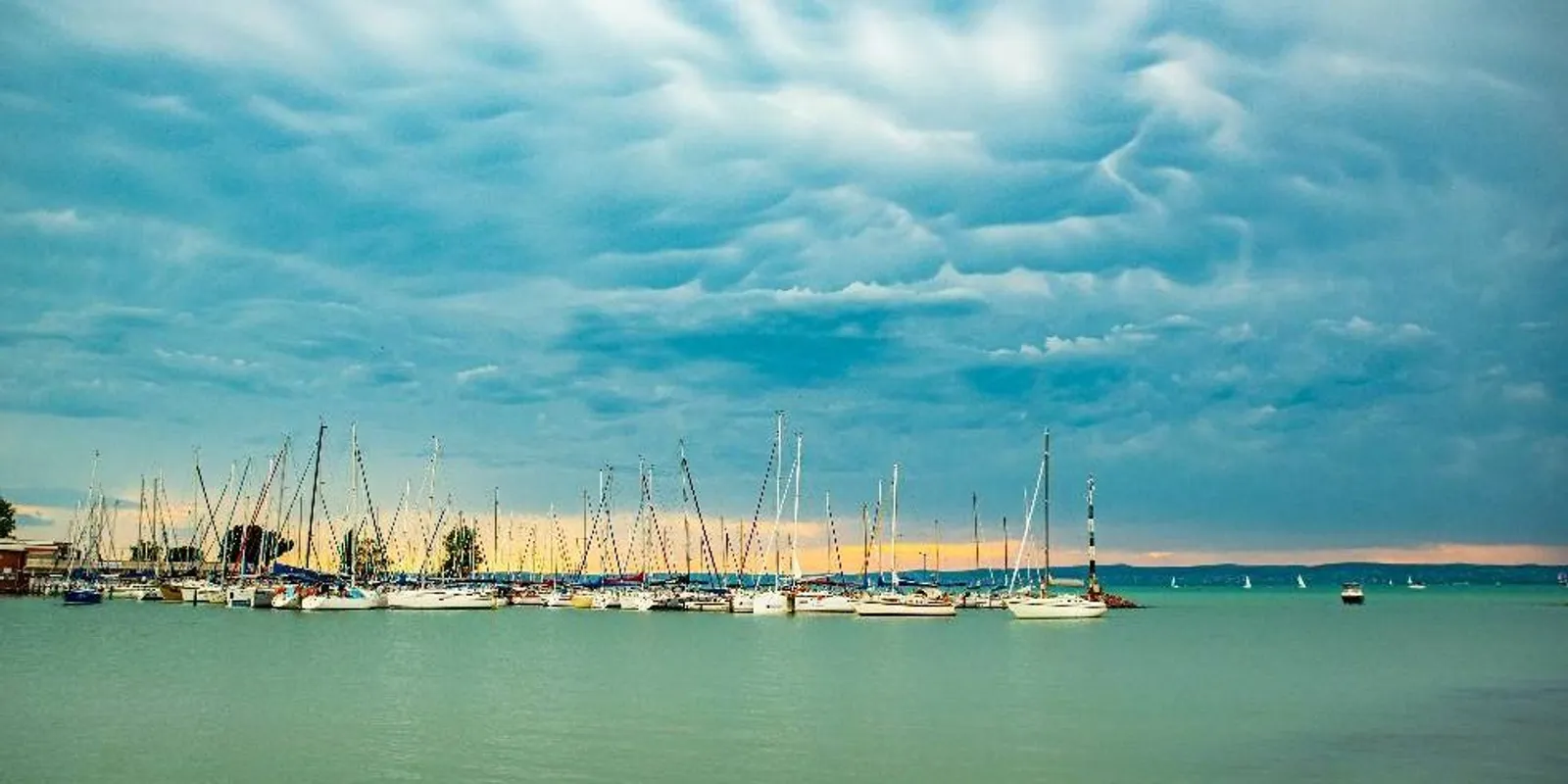 Látványos mammák jelentek meg a Balaton felett