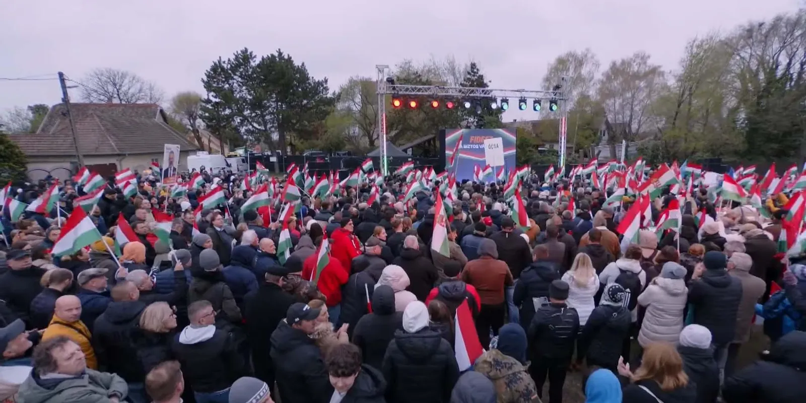 Hatalmas tömeg gyülekezik Ócsán, mindenki Orbán Viktorra vár