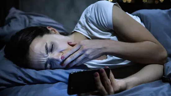 5 tárgy, amit soha ne tegyél az ágy mellé, mert nem tudsz aludni tőle
