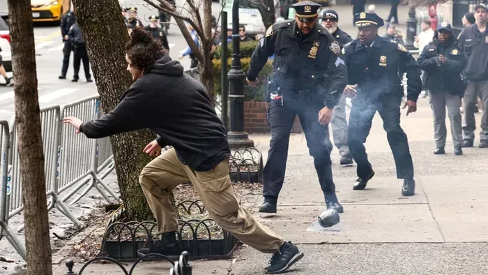 Terrorizmus: bombát dobtak a New York-i polgármester házához