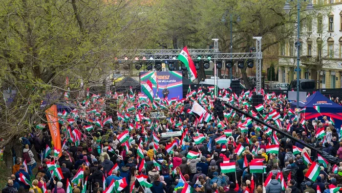 Magasban a zászlók Békéscsabán, zúg a hajrá, Fidesz