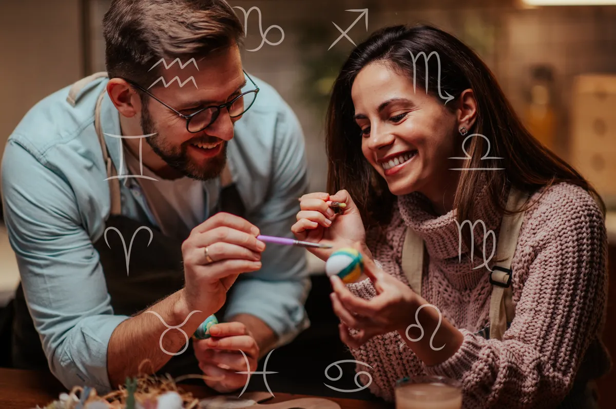 3 csillagjegy szerelmi életét felforgatja a húsvét Smiling,Couple,Engaged,In,Painting,Easter,Eggs,Together,At,Home.