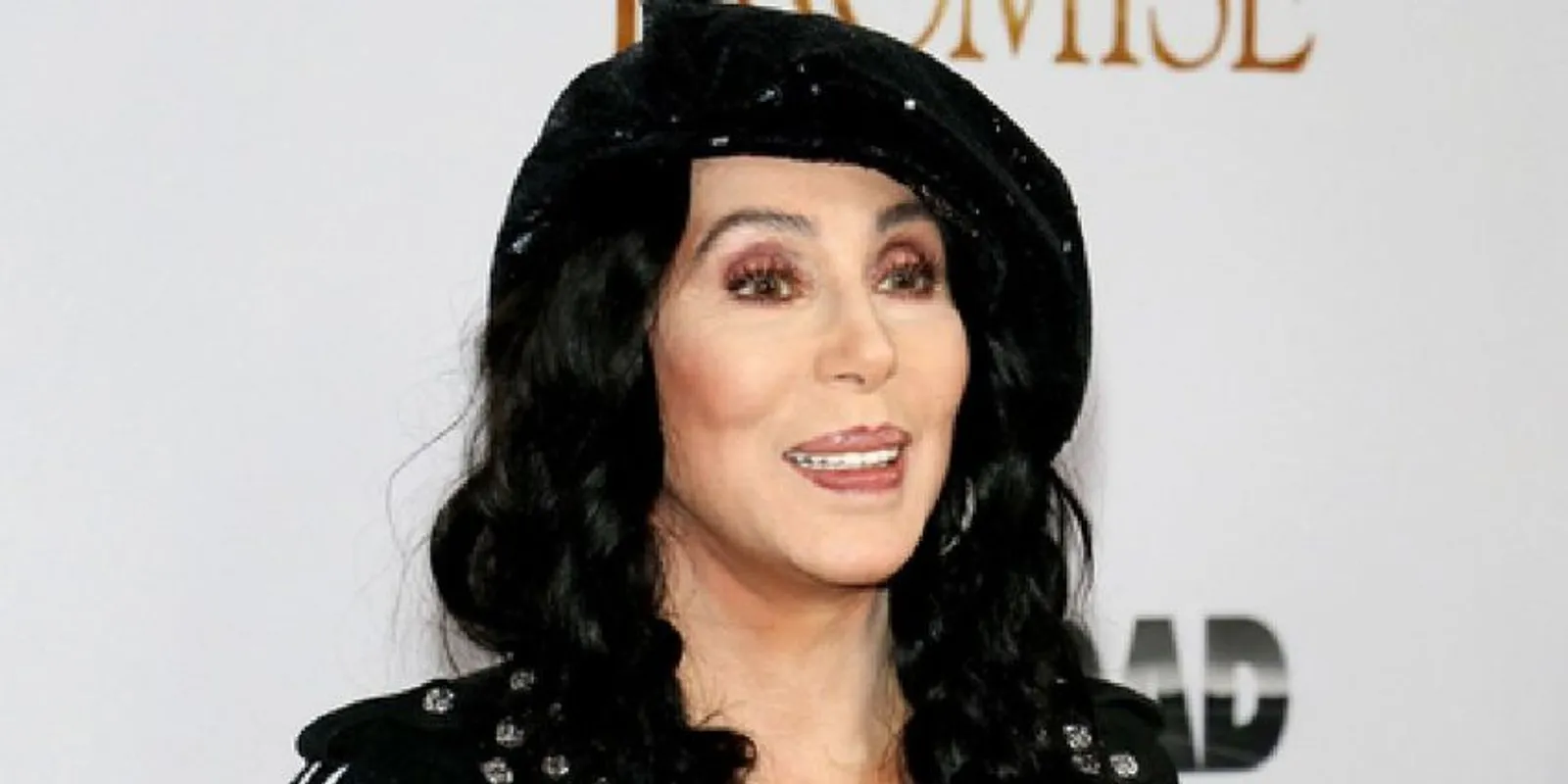 Cher kétségbeesetten küzd az öregedés ellen