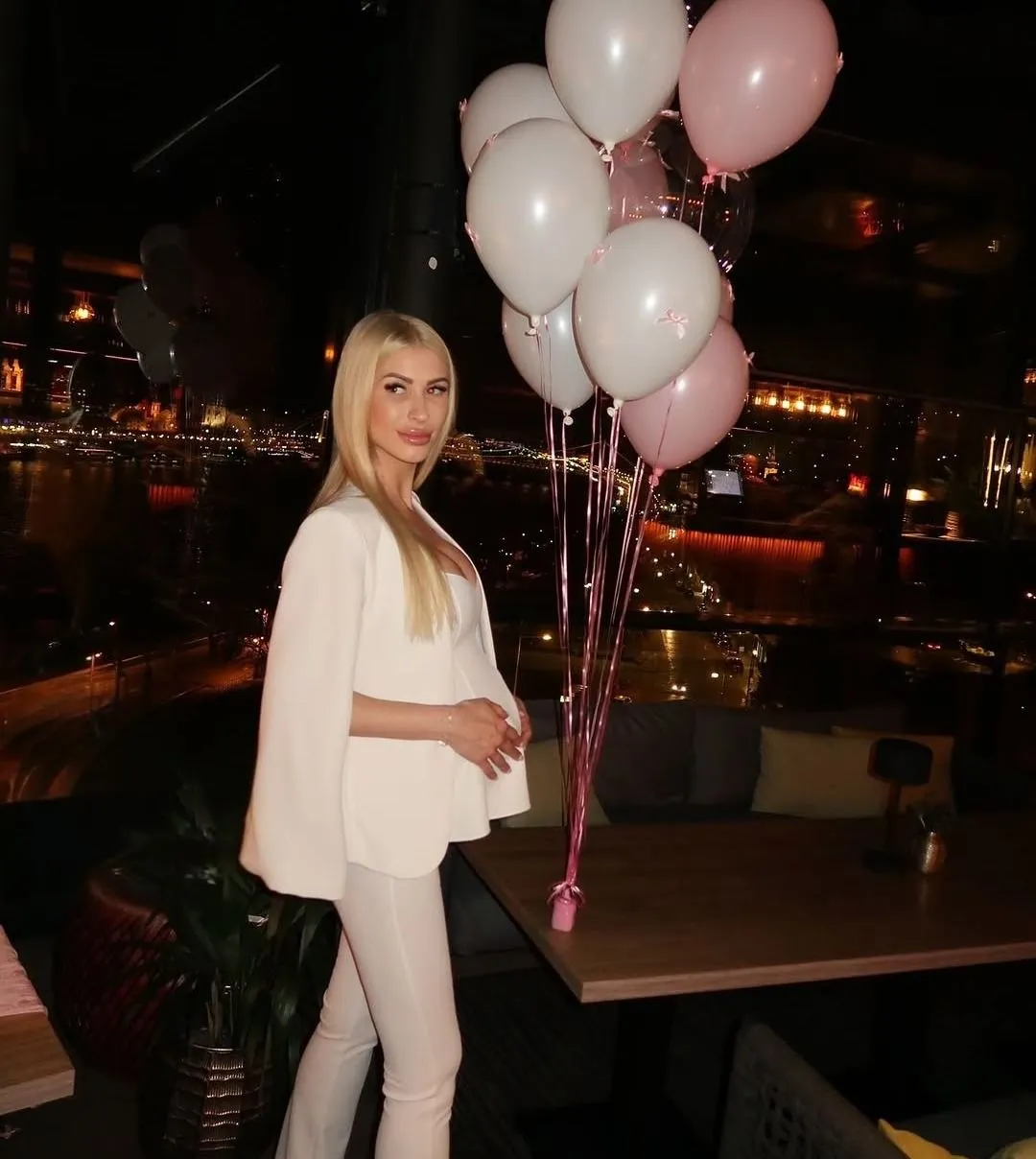 Kőgazdag fiatalok sztárja terhességéből már csak három hét van hátra.