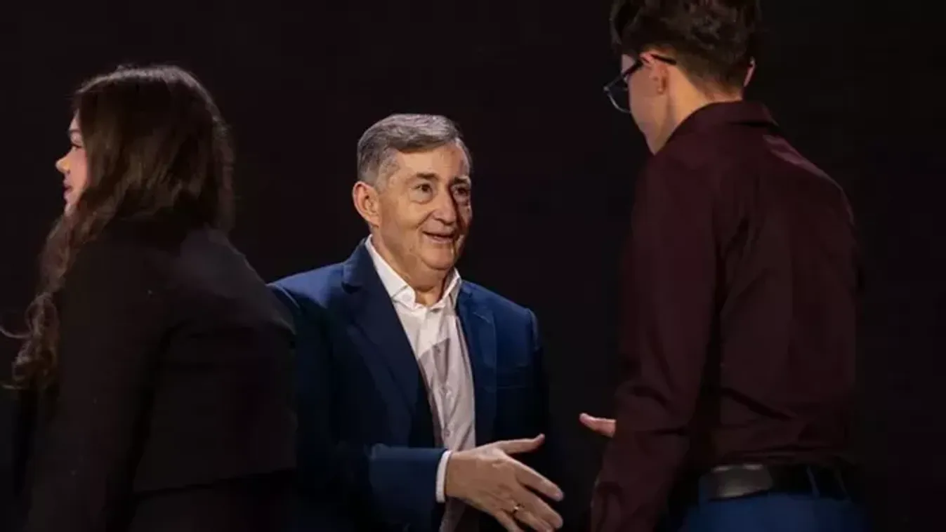 Több mint 60 millió forinttal támogatja a Vál-völgyi diákokat Mészáros Lőrinc