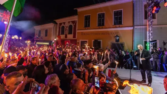 Ezt nem láttuk jönni: nem hiszed el, ki várta Orbán Viktort Szentendrén a tömegben – fotó