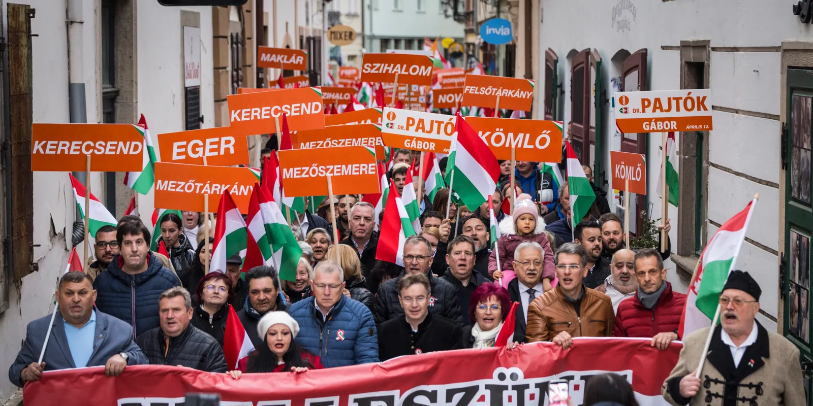 "Nem leszünk ukrán gyarmat!" - hatalmas tömeg várja Orbán Viktort az egri békemeneten