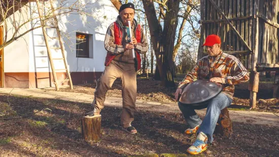 Laár András két fiatallal és három kutyával él együtt egy tanyán