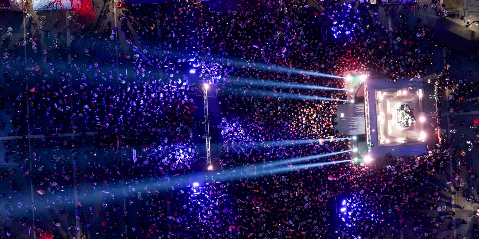 Zsúfolásig megtelt a Dobó tér Egerben: zúg a "győzni fogunk"